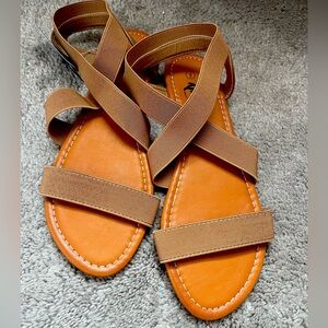 *NEW WITH TAGS!* Women’s Trary elastic flat sandals. Camel color, size 9